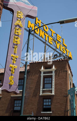 13 juin 2013 - Flagstaff, Arizona, États-Unis - Hotel Monte Vista en néon dans le centre-ville. Flagstaff est situé à proximité de Mont Elden, juste au sud de la San Francisco Peaks, près de la limite sud-ouest du Plateau du Colorado. Flagstaff dispose d'un secteur touristique fort, en raison de sa proximité avec le Parc National du Grand Canyon, Oak Creek Canyon, l'Arizona Snowbowl, Meteor Crater, et l'historique Route 66. Flagstaff a acquis une réputation comme un aimant pour les amateurs de plein air, et la diversité de son relief, l'altitude élevée, et peut faire l'attirer les campeurs météo, les routards, les grimpeurs, les loisirs et l'élite runner Banque D'Images