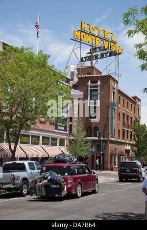 13 juin 2013 - Flagstaff, Arizona, États-Unis - Flagstaff est situé à proximité de Mont Elden, juste au sud de la San Francisco Peaks, près de la limite sud-ouest du Plateau du Colorado. Flagstaff dispose d'un secteur touristique fort, en raison de sa proximité avec le Parc National du Grand Canyon, Oak Creek Canyon, l'Arizona Snowbowl, Meteor Crater, et l'historique Route 66. Flagstaff a acquis une réputation comme un aimant pour les amateurs de plein air, et la diversité de son relief, l'altitude élevée, et peut faire l'attirer les campeurs météo, les routards, les grimpeurs, les loisirs et les coureurs d'élite, et du vélo de montagne. (Crédit Image : © Banque D'Images