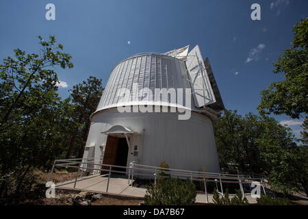 13 juin 2013 - Flagstaff, Arizona, États-Unis - l'Observatoire Lowell célèbre pour la découverte de Pluton et aider la carte la lune avant l'atterrissage d'Apollo. Flagstaff est situé à proximité de Mont Elden, juste au sud de la San Francisco Peaks, près de la limite sud-ouest du Plateau du Colorado. Flagstaff dispose d'un secteur touristique fort, en raison de sa proximité avec le Parc National du Grand Canyon, Oak Creek Canyon, l'Arizona Snowbowl, Meteor Crater, et l'historique Route 66. Flagstaff a acquis une réputation comme un aimant pour les amateurs de plein air, et la diversité de son relief, l'altitude élevée, et l'objet nous Banque D'Images