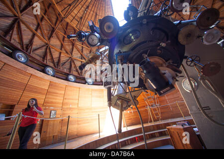 13 juin 2013 - Flagstaff, Arizona, États-Unis - l'Observatoire Lowell et télescope, célèbre pour la découverte de Pluton et aider la carte la lune avant l'atterrissage d'Apollo. Flagstaff est situé à proximité de Mont Elden, juste au sud de la San Francisco Peaks, près de la limite sud-ouest du Plateau du Colorado. Flagstaff dispose d'un secteur touristique fort, en raison de sa proximité avec le Parc National du Grand Canyon, Oak Creek Canyon, l'Arizona Snowbowl, Meteor Crater, et l'historique Route 66. Flagstaff a acquis une réputation comme un aimant pour les amateurs de plein air, et la diversité de son relief, l'altitude élevée, Banque D'Images