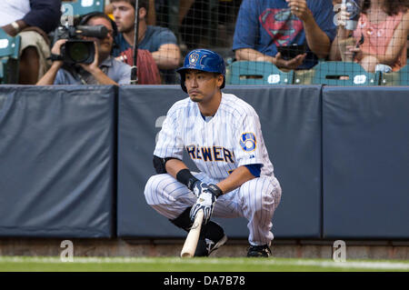 Milwaukee, Wisconsin, États-Unis. 5 juillet, 2013. 5 juillet 2013 : droit des Milwaukee Brewers fielder Norichika Aoki # 7 vous attend sur le pont pendant la partie de baseball de ligue majeure entre les Milwaukee Brewers et les Mets de New York au Miller Park de Milwaukee, WI. Mets a gagné 12-5. John Fisher/CSM. Credit : csm/Alamy Live News Banque D'Images