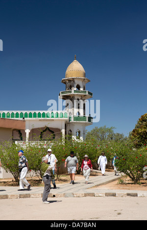 Oman, Mascate, Dhofar, Jabal Auara, Job's Tomb, Nabi Ayoub, visiteurs à mosque Banque D'Images