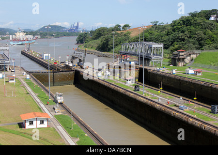 La sortie du canal de Panama à l'océan Pacifique vu de écluses Miraflores. Banque D'Images