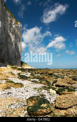 Falaises, rochers et galets sur les plages de Normandie Française Banque D'Images