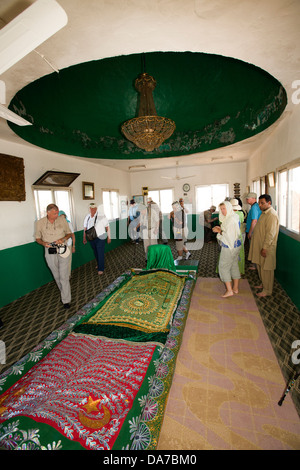 Oman, Mascate, Dhofar, Jabal Auara, les visiteurs à l'intérieur du travail, la Tombe de Nabi Ayoub, tour group Banque D'Images