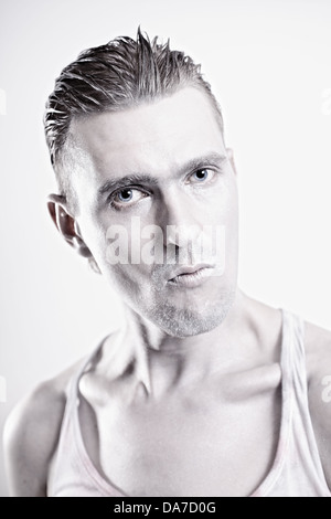 Portrait d'un jeune homme avec un maquillage métallique sur sa face close-up Banque D'Images