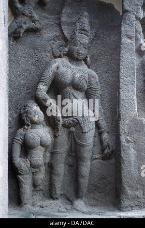 Cave n° 16 : décoré d'une figure féminine avec dame attendant sur la gauche de l'entrée de rock-cut, temple d'Ellora Kailasa, Banque D'Images