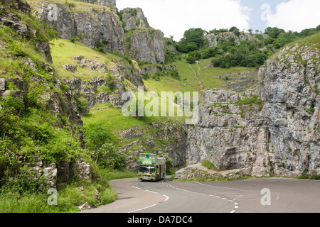 Le Cheddar est un petit village de Somerset. La Gorge et grottes sont de célèbres attractions touristiques. Ouvrir en tête tour bus Banque D'Images