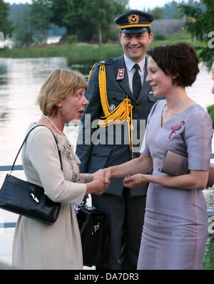 Savonlinna, Finlande. 05 juillet, 2013. Daniela Schadt (L), partenaire de Président allemand Gauck parle à Jenni Haukio, épouse du Président en finition Savonlinna, Finlande, 05 juillet 2013. Photo : WOLFGANG KUMM/dpa/Alamy Live News Banque D'Images