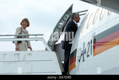 Savonlinna, Finlande. 05 juillet, 2013. Le Président allemand Joachim Gauck et son partenaire Daniela Schadt entrer dans l'avion pour aller à Turku en Savonlinna, Finlande, 05 juillet 2013. Photo : WOLFGANG KUMM/dpa/Alamy Live News Banque D'Images