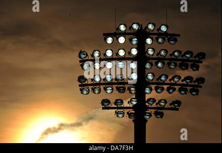 Canterbury, UK. 5 juillet, 2013. Coucher de soleil derrière les projecteurs. V Kent Essex. La vie d'amis T20. Le Spitfire au sol. St Lawrence. Canterbury. Kent. Credit : Sport en images/Alamy Live News Banque D'Images