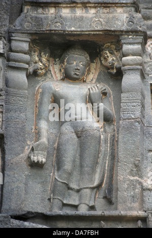 Cave n° 26 : Bouddha Debout figure sur la façade de la grotte. environ 5ème. Siècle après J.-C. Ajanta, Maharashtra. Banque D'Images