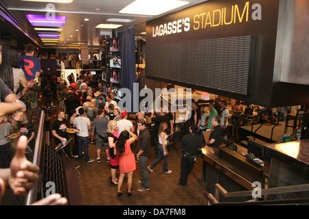 Las Vegas, NV. 5 juillet, 2013. Arrivées à l'Atmosphère pour lutter contre l'UFC MMA Pre-Fight Semaine pour partie, des fans du stade Lagasse au Palazzo Resort Hotel Casino, Las Vegas, NV, le 5 juillet 2013. Credit : James Atoa/Everett Collection/Alamy Live News Banque D'Images