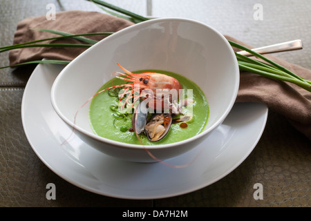 Plat de fruits de mer crevettes dans un bol de soupe de crevettes Banque D'Images