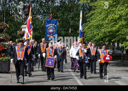 6 juillet 2013 Glasgow, Scotland, UK L'Orange Walk annuel [Loyal Orange Lodge défilé] a eu lieu dans le centre-ville de Glasgow avec un grand nombre de bandes et de flûte Orange Lodge représentants de fusionner en un seul grand défilé pour célébrer la bataille de Boyne en 1690. La police a estimé qu'environ 4500 personnes ont pris part au défilé avec un nombre similaire de supporters et spectateurs bordant la route. Credit : Findlay/Alamy Live News Banque D'Images