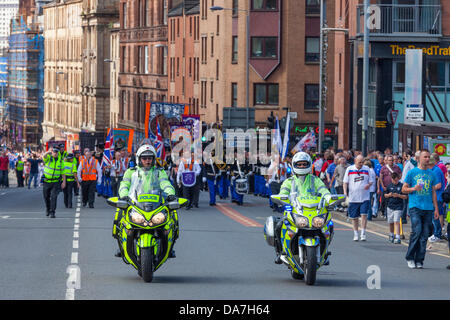 6 juillet 2013 Glasgow, Scotland, UK L'Orange Walk annuel [Loyal Orange Lodge défilé] a eu lieu dans le centre-ville de Glasgow avec un grand nombre de bandes et de flûte Orange Lodge représentants de fusionner en un seul grand défilé pour célébrer la bataille de Boyne en 1690. La police a estimé qu'environ 4500 personnes ont pris part au défilé avec un nombre similaire de supporters et spectateurs bordant la route. Credit : Findlay/Alamy Live News Banque D'Images