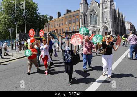 Dublin, Irlande. 6 juillet 2013. Les militants pro-vie en mars Parnell Square, la réalisation des affiches pro-vie. Des milliers de militants pro-vie ont défilé à Dublin pour la 7e édition de 'pour la Vie' Rallye All-Ireland. Ils ont protesté sous la devise 'tuer le projet de loi ne l'enfant" à l'encontre de la protection de la vie pendant la grossesse le projet de loi 2013, qui est discuté au parlement et réglementera l'avortement en Irlande. Crédit : Michael Debets/Alamy Live News Banque D'Images