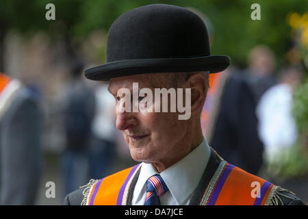 6 juillet 2013 Glasgow, Scotland, UK L'Orange Walk annuel [Loyal Orange Lodge défilé] a eu lieu dans le centre-ville de Glasgow avec un grand nombre de bandes et de flûte Orange Lodge représentants de fusionner en un seul grand défilé pour célébrer la bataille de Boyne en 1690. La police a estimé qu'environ 4500 personnes ont pris part au défilé avec un nombre similaire de supporters et spectateurs bordant la route. Banque D'Images