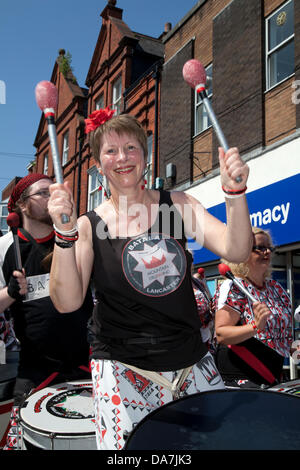 Batala Percussions Band ajoutant au spectacle au Festival de Wilmslow, UK Banque D'Images