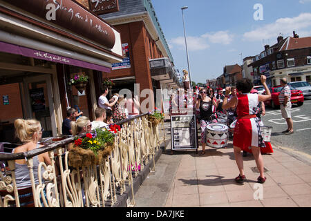 Batala Percussions Band ajoutant au spectacle au Festival de Wilmslow, UK Banque D'Images