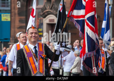 6 juillet 2013 Glasgow, Scotland, UK L'Orange Walk annuel [Loyal Orange Lodge défilé] a eu lieu dans le centre-ville de Glasgow avec un grand nombre de bandes et de flûte Orange Lodge représentants de fusionner en un seul grand défilé pour célébrer la bataille de Boyne en 1690. La police a estimé qu'environ 4500 personnes ont pris part au défilé avec un nombre similaire de supporters et spectateurs bordant la route. Banque D'Images