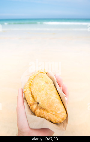 Main tenant la main (photographes) Cornish Pasty sur Porthmeor Beach, St Ives, Cornwall on a bright sunny June 24. Banque D'Images