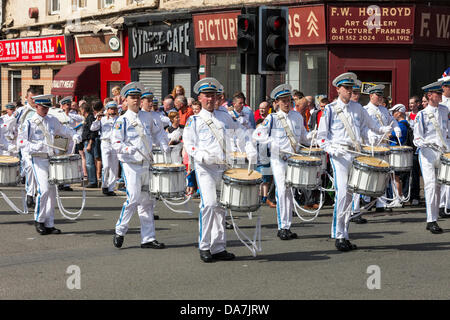 6 juillet 2013 Glasgow, Scotland, UK L'Orange Walk annuel [Loyal Orange Lodge défilé] a eu lieu dans le centre-ville de Glasgow avec un grand nombre de bandes et de flûte Orange Lodge représentants de fusionner en un seul grand défilé pour célébrer la bataille de Boyne en 1690. La police a estimé qu'environ 4500 personnes ont pris part au défilé avec un nombre similaire de supporters et spectateurs bordant la route. Banque D'Images