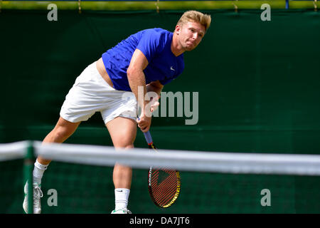 Manchester, UK. Le 06 juillet, 2013. Aegon Pro-Series GO Manchester, Royaume-Uni 06 Juillet 2013 Daniel Cox GO), le quatrième favori, sert au cours de sa défaite du septième graine, Tom Farquharson (GB), par 6-3, 6-2 en finale. Crédit : John Fryer/Alamy Live News Banque D'Images