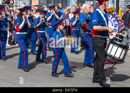 6 juillet 2013 Glasgow, Scotland, UK L'Orange Walk annuel [Loyal Orange Lodge défilé] a eu lieu dans le centre-ville de Glasgow avec un grand nombre de bandes et de flûte Orange Lodge représentants de fusionner en un seul grand défilé pour célébrer la bataille de Boyne en 1690. La police a estimé qu'environ 4500 personnes ont pris part au défilé avec un nombre similaire de supporters et spectateurs bordant la route. Banque D'Images