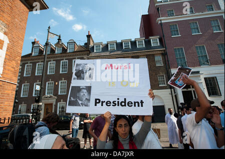 Londres, Royaume-Uni. 6 juillet 2013. L'ambassade égyptienne, Londres. Un petit groupe de partisans Président Morsi se rassemblent pour mettre fin à la démocratie en Égypte et revenir à la charia. Crédit : La Farandole Stock Photo/Alamy Live News Banque D'Images