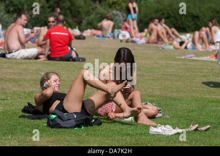 Londres, Royaume-Uni. Le 06 juillet, 2013. Sunlovers bénéficiant la vague de Hyde Park. 6 juillet 2013, Londres, Royaume-Uni. Credit : martyn wheatley/Alamy Live News Banque D'Images