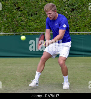 Manchester, UK. Le 06 juillet, 2013. Aegon Pro-Series GO Manchester, Royaume-Uni 06 Juillet 2013 Daniel Cox GO), le quatrième favori, playsa revers à deux mains lors de sa défaite de septième graine, Tom Farquharson (GB) 6-3, 6-2 en finale. Crédit : John Fryer/Alamy Live News Banque D'Images