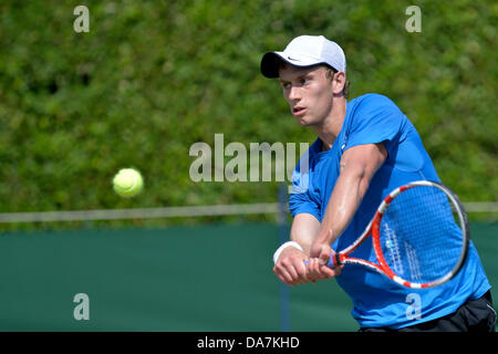 Manchester, UK. Le 06 juillet, 2013. Aegon Pro-Series GO Manchester, Royaume-Uni 06 Juillet 2013 Septième seed Tom Farquharson (GB) joue un revers à deux mains lors de sa défaite en finale 3-6, 2-6 par quatrième favori Daniel Cox (GO). Crédit : John Fryer/Alamy Live News Banque D'Images