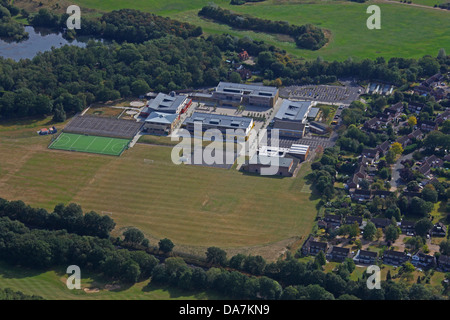 Une vue aérienne d'une école et de ses terrains de jeux et des courts de tennis prises d'environ un millier de pieds.. Banque D'Images