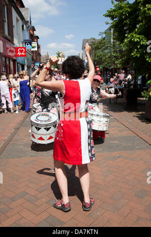 Batala Percussions Band ajoutant au spectacle au Festival de Wilmslow, UK Banque D'Images