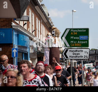 Batala Percussions Band ajoutant au spectacle au Festival de Wilmslow, UK Banque D'Images