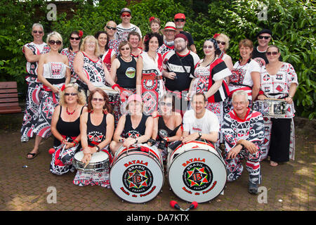 Batala Percussions Band ajoutant au spectacle au Festival de Wilmslow, UK Banque D'Images