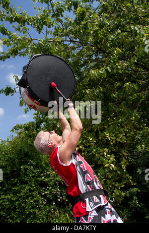 Batala Percussions Band ajoutant au spectacle au Festival de Wilmslow, UK Banque D'Images