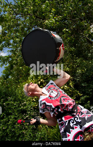 Batala Percussions Band ajoutant au spectacle au Festival de Wilmslow, UK Banque D'Images