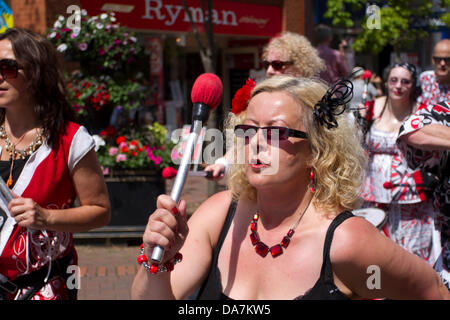 Batala Percussions Band ajoutant au spectacle au Festival de Wilmslow, UK Banque D'Images