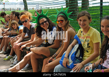 Les visiteurs de Liberty Island le 4 juillet 2013, le jour de sa réouverture après avoir été fermée pendant huit mois en raison de l'Ouragan Sandy. Banque D'Images