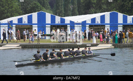 Henley, UK. 06 juillet 2013. Les rameurs se prépare à la race au Henley Royal Regatta Tamise Oxfordshire. Banque D'Images