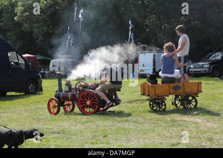 Moteur de traction miniature avec deux passagers à Wiston Rallye vapeur 2013 Banque D'Images