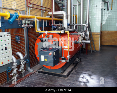 Cette image représente le Dreizler Kessel à la Religiueze Stoommachine Ketelhuis à Steyl, mettant en valeur l'équipement historique à vapeur autrefois utilisé dans les milieux industriels et religieux. La bouilloire était un élément essentiel du fonctionnement de la machine à vapeur. Banque D'Images