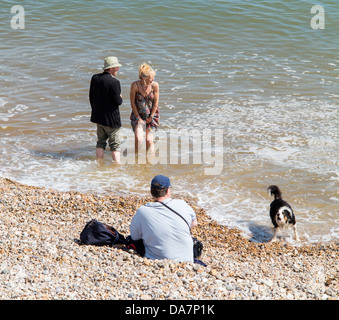 Vendredi 5 juillet. Comme une vague de hits Grande-bretagne, les gens et les chiens prennent le temps de profiter de la mer et vous rafraîchir à Sidmouth, Devon, UK Banque D'Images