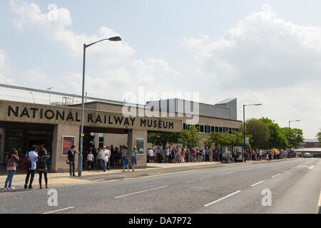 York, Royaume-Uni. 06 juillet 2013. Les amateurs de chemin de fer et les gens juste généralement intéressées par la queue jusqu'à une heure pour entrer dans le UK National Railway Museum à York pour voir la A4 moteur à vapeur Pacific Gresley 'Mallard' à la 'Mallard 75. Mallard établit le record mondial pour un train à vapeur à 126km/h le 3 juillet 1938. Elle a été rejoint à York pour "Le Grand Rassemblement" avec les six un survivant4 Pacifics sur l'écran ensemble. Les récentes préoccupations au sujet des coupes dans le financement de ce futur UK et d'autres musées scientifiques ont conduit à des spéculations sur la fermeture d'un ou de plusieurs. Crédit : Joseph Clemson/Alamy Liv Banque D'Images