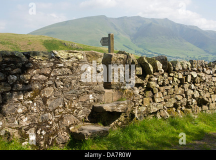 L'étape stile, St John's, dans la vallée, avec au loin, Blencathra Parc National de Lake District, Cumbria, Angleterre, Royaume-Uni Banque D'Images