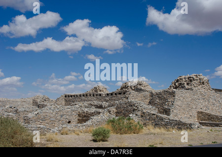 La Mission San Buenaventura et ses kivas se tenir sur une colline dans le Gran Quivira ruines dans le centre du Nouveau-Mexique. Banque D'Images