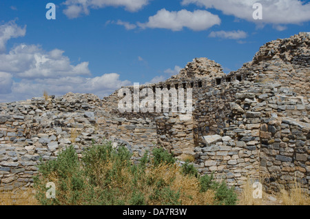 La Mission San Buenaventura et ses kivas se tenir sur une colline dans le Gran Quivira ruines dans le centre du Nouveau-Mexique. Banque D'Images