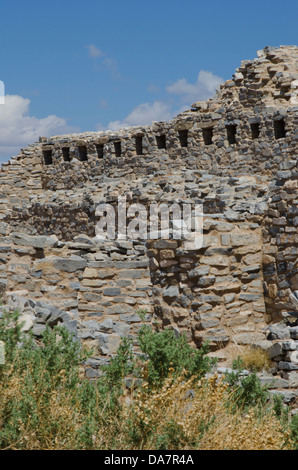 La Mission San Buenaventura et ses kivas se tenir sur une colline dans le Gran Quivira ruines dans le centre du Nouveau-Mexique. Banque D'Images